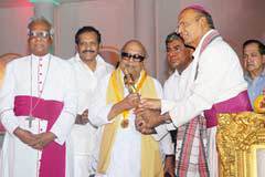 Tamil Nadu CM Karunanidhi & San Thome Bishops: Karunanidhi receives an award from the Catholic bishops for his anti-Brahminism.